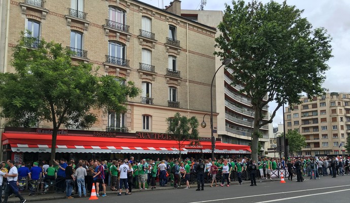 Café em Paris cheio de torcedores norte-irlandeses e alemães juntos (Foto: Felipe Barbalho/GloboEsporte.com)
