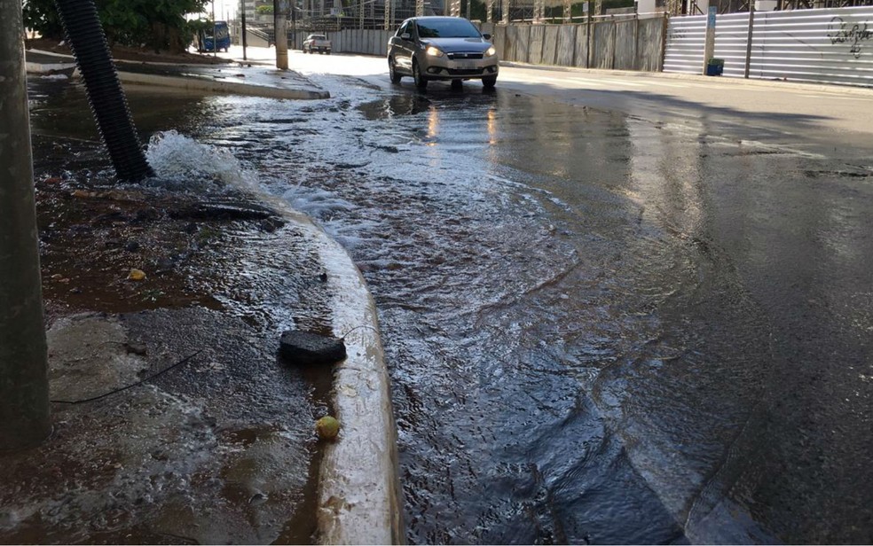 Vazamento de água deixa Avenida Oceânica alagada, em Salvador — Foto: Tiago Brito/TV Bahia