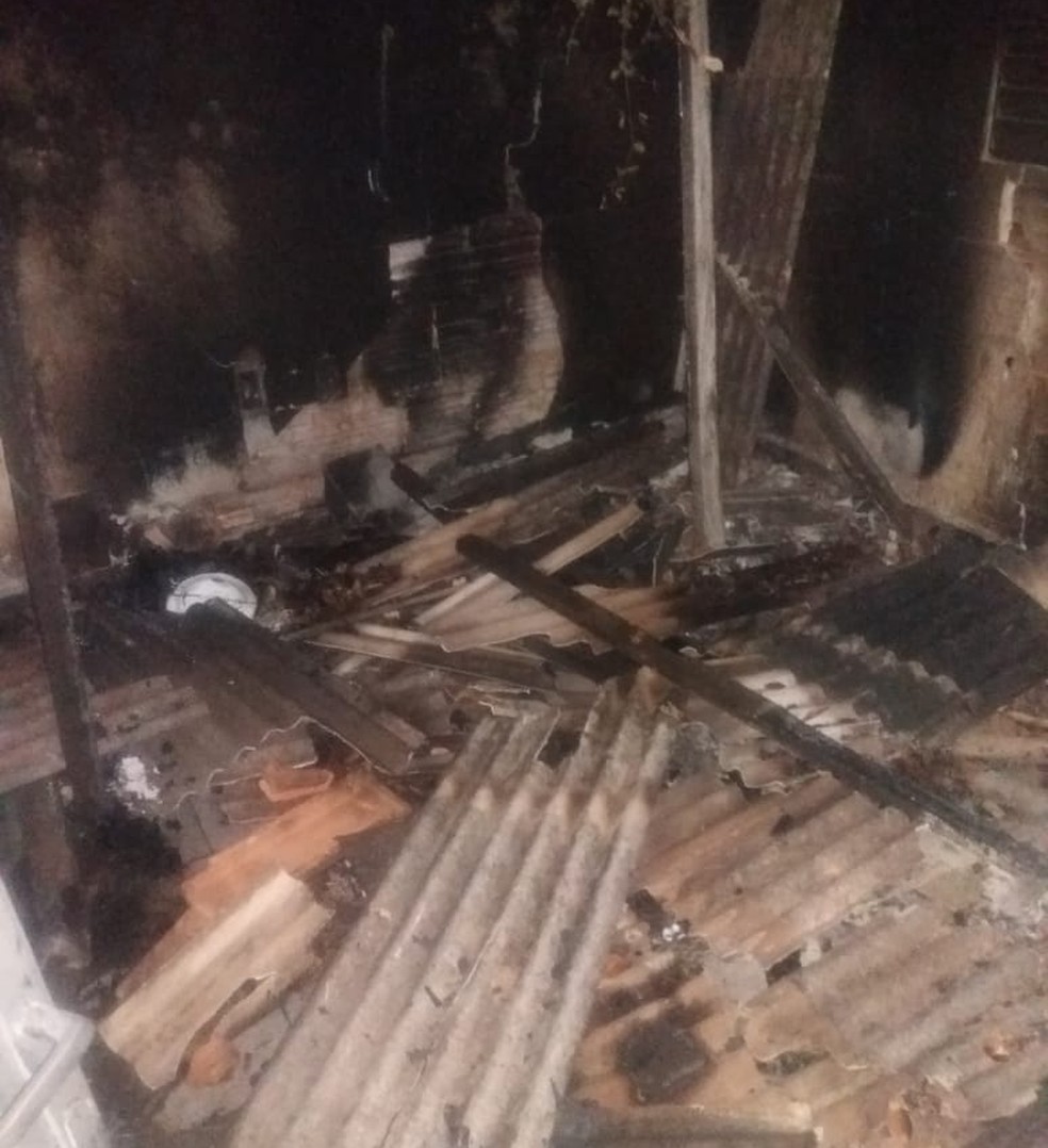 Telhado do imÃ³vel foi destruÃ­do pelas chamas (Foto: Corpo de Bombeiros/DivulgaÃ§Ã£o)