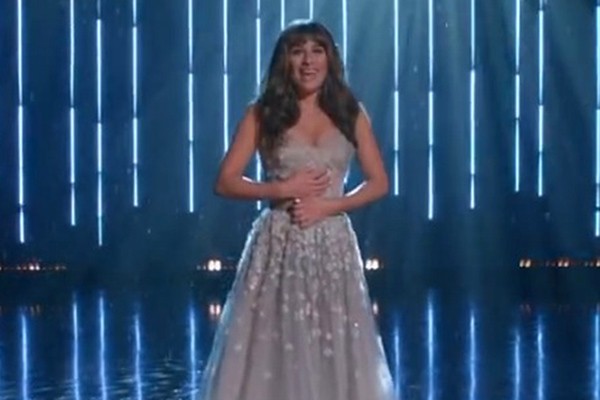 Lea Michele canta 'Let it Go' em cena de 'Glee' (Foto: Reprodução Youtube)