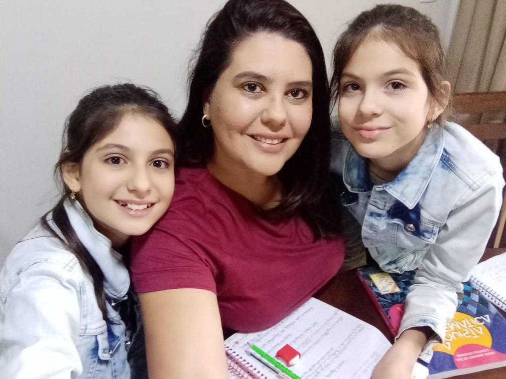Mãe das gêmeas Amanda e Gabriela, Cristiane diz que meninas estão se dedicando mais para os estudos na nova rotina — Foto: Cristiane de Mello/Arquivo Pessoal