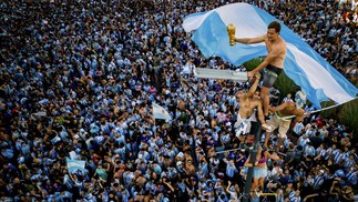 Tricampeões. Mar de gente ocupa o obelisco de Buenos Aires durante a final da Copa do Mundo do Catar — Foto: TOMAS CUESTA/AFP