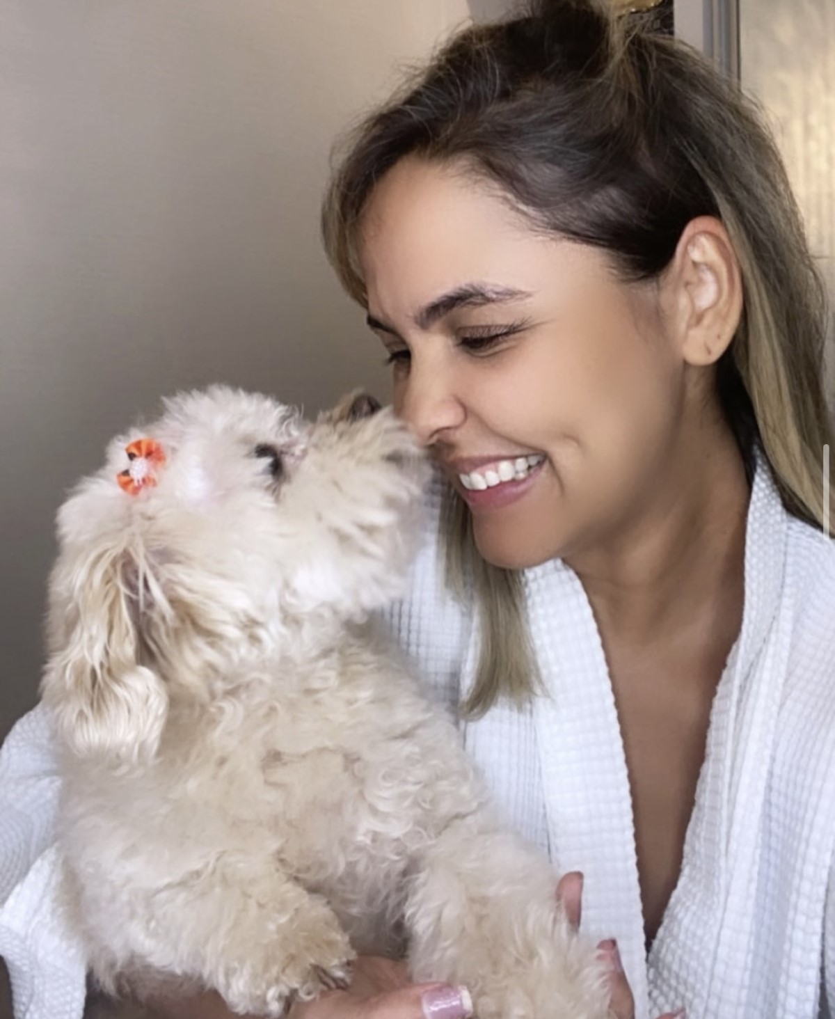 A cadela Emi ao lado da tutora Renata Domingues (Foto: Instagram/ @drarenata_domingues/ Reprodução)