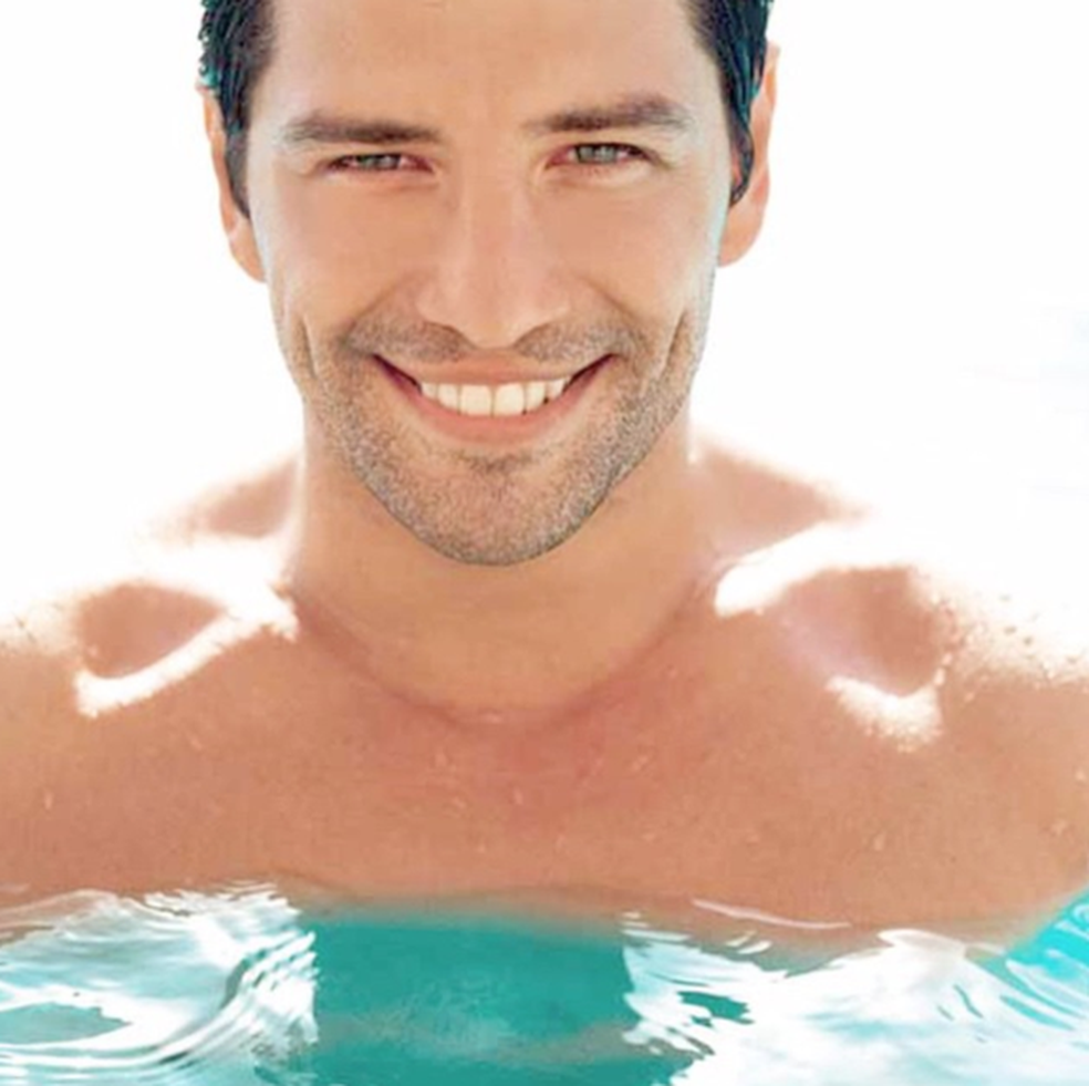 Foto do ator e cantor grego Sakis Rouvas, usada para ilustrar perfil falso (Foto: Reprodução)