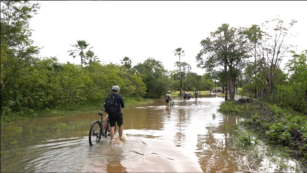 Ciclistas enfrentam passagens de água durante aventura no Piauí — Foto: Reprodução/TV Clube
