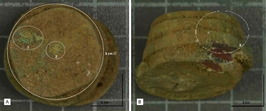 Fragmentos de porta-moedas incendiado no século 3 d.C.