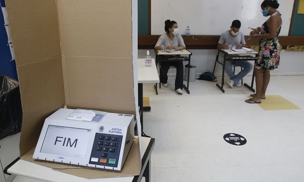 Seção eleitoral na Rocinha (RJ); urna eletronica (Foto: Fernando Frazão/Agência Brasil)