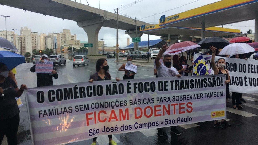 Comércio faz protesto em São José — Foto: Peterson Grecco/TV Vanguarda