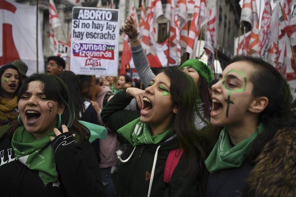 Ativistas pró-aborto protestam em fente ao Congresso Nacional em Buenos Aires, na Argentina — Foto: Eitan Abramovich/AFP