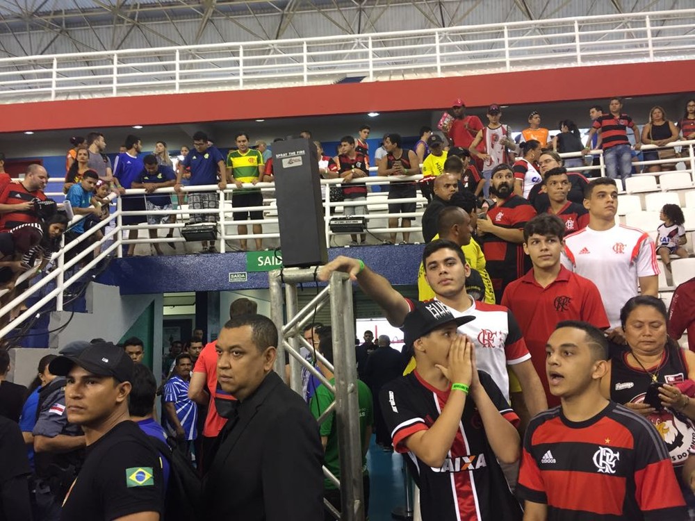 Após derrota do Vasco, Murilo leva cusparada de torcedor do Flamengo