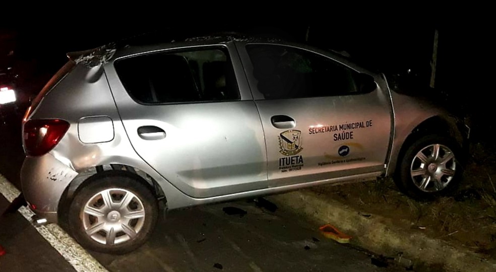 Homem dirigia um carro da Secretária Municipal de Saúde quando bateu em um caminhão — Foto: Polícia Militar Rodoviária/ Divulgação