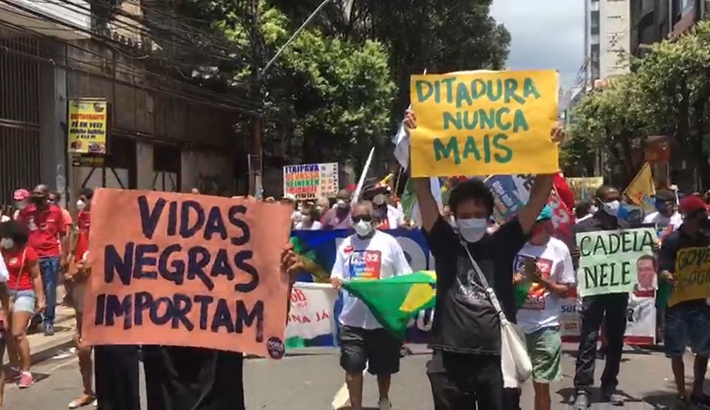 Grupo protesta contra o governo Bolsonaro em Salvador — Foto: Felipe Teles/TV Bahia