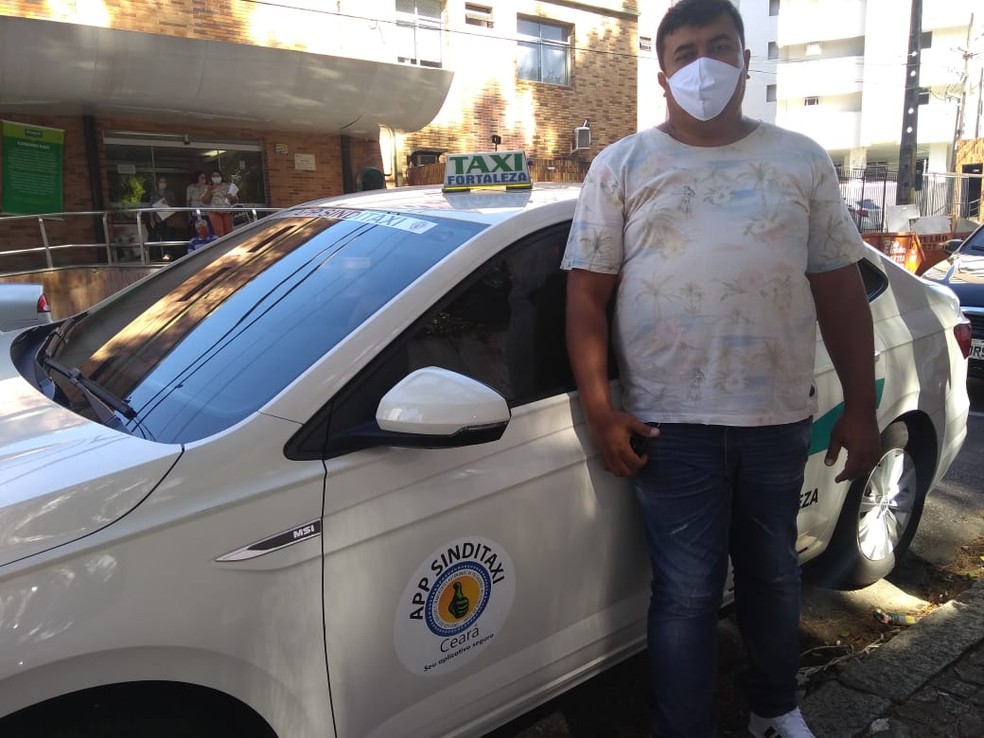 Taxista há mais de 12 anos, Silvio Vidal, 40, viu a renda diária cair de 200 para 20 reais, sendo necessário devolver o carro alugado — Foto: Arquivo pessoal