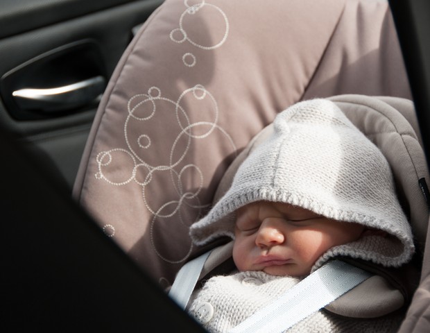 Os pais devem prestar atenção no tempo em que recém-nascido fica no bebê conforto (Foto: Thinkstock)
