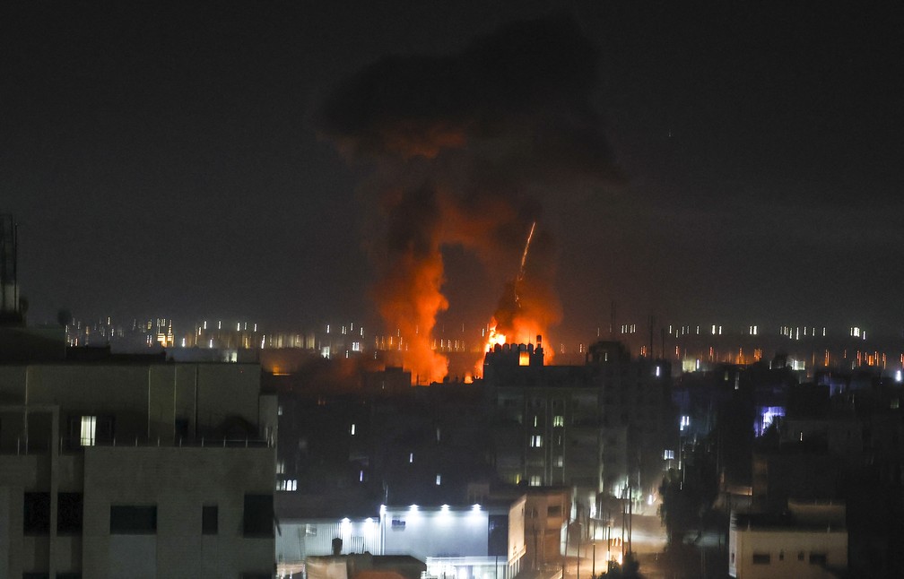 Explosões são vistas na Faixa de Gaza nesta terça (15); Israel confirmou ofensiva — Foto: Mahmud Hams/AFP