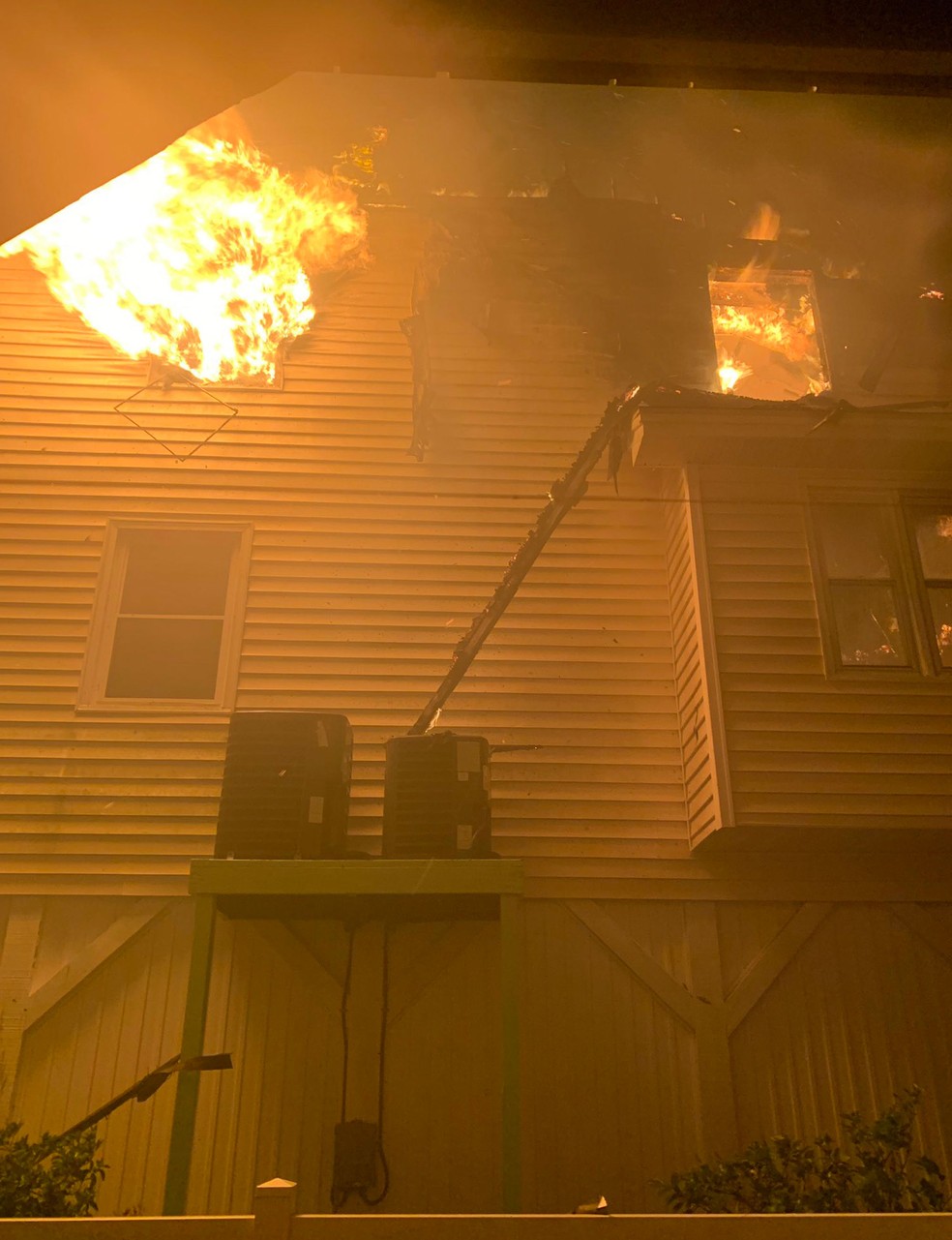 Passagem do furacão Isaías provocou incêndio em Ocean Isle Beach, Carolina do Norte, nesta terça-feira (4)  — Foto: Horry County Fire Rescue via AP