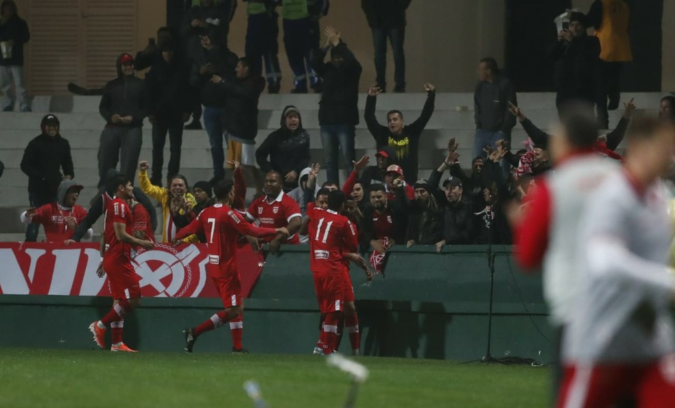 O CRB atualmente e o 4° colocado, mas ainda pode perde posições até o fim da rodada — Foto: Jonathan Campos/Gazeta do Povo