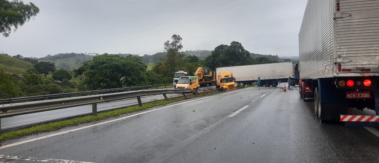 Carretas se envolvem em acidente na BR-381 em Oliveira