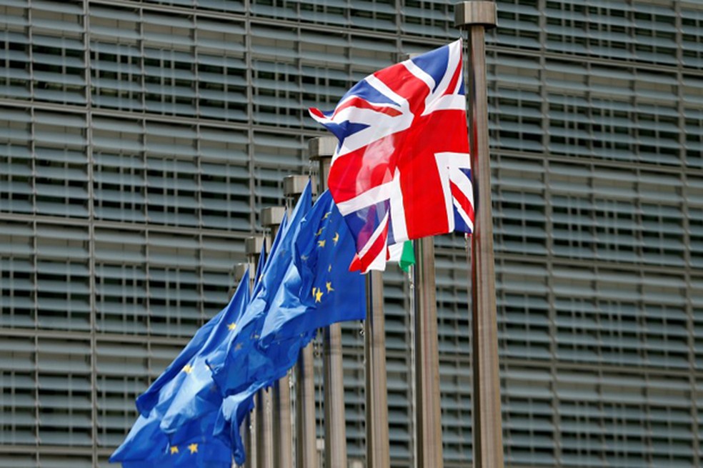 Bandeiras da União Europeia e do Reino Unido, em imagem de arquivo (Foto: Reuters)