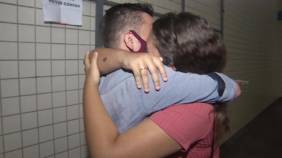 Rebeka e Luciano se emocionaram durante o pedido de noivado feito na Estação Camaragibe do Metrô do Recife — Foto: Reprodução/TV Globo
