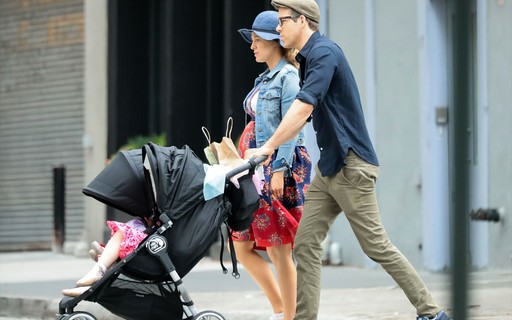 Blake Lively exibe barrigão em passeio com Ryan Reynolds e filhas