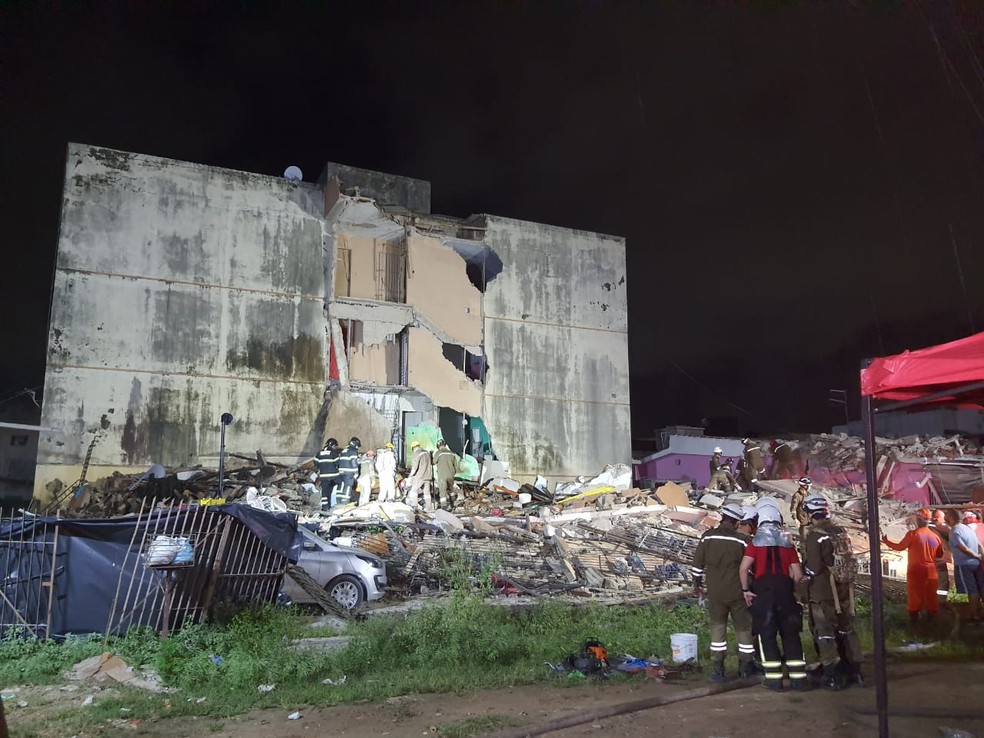 Prédio desabou em Olinda, no Grande Recife — Foto: Ezequiel Quirino/TV Globo