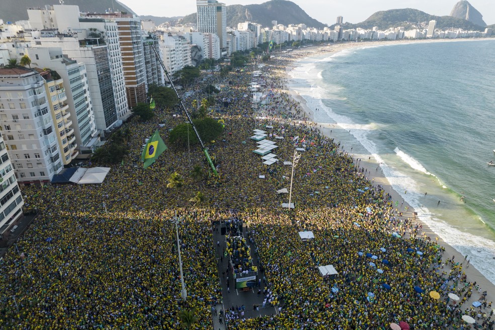 Apoiadores de Bolsonaro se reuniram na orla de Copacabana, Zona Sul do Rio, nesta quarta (7) — Foto: Rodrigo Abd/AP