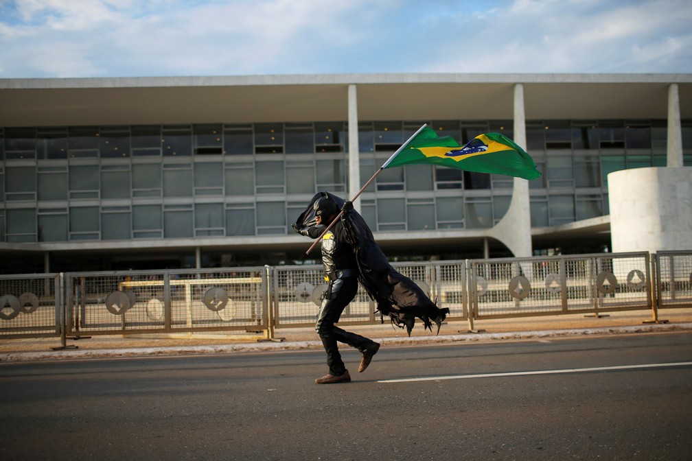 15 de maio - Um apoiador do presidente do Jair Bolsonaro vestido como o super-herói dos quadrinhos Batman participa de manifestação do lado de fora do Palácio do Planalto, em Brasília — Foto: Adriano Machado/Reuters