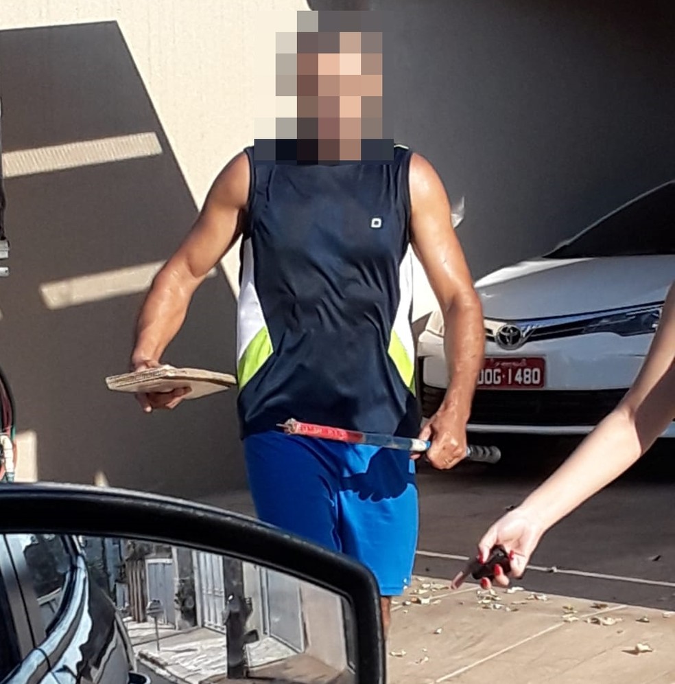 Homem foi flagrado agredindo cão em avenida de Mirassol — Foto: Arquivo Pessoal