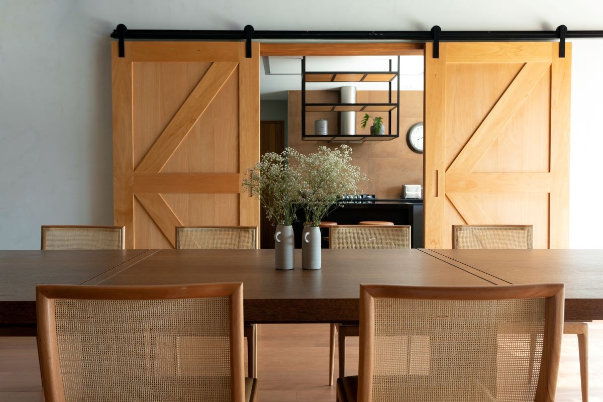 SALA DE JANTAR | Os móveis, do Arquivo Contemporâneo, permeiam a sala de jantar. Luminária é do arquiteto Chicô Gouvêa (Foto: Anita Soares / Divulgação)