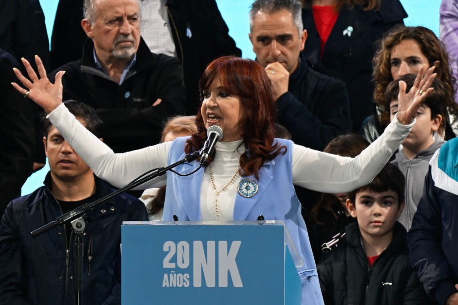 Cristina Kirchner discursou para apoiadores em frente à Casa Rosada durante o Dia da Pátria.