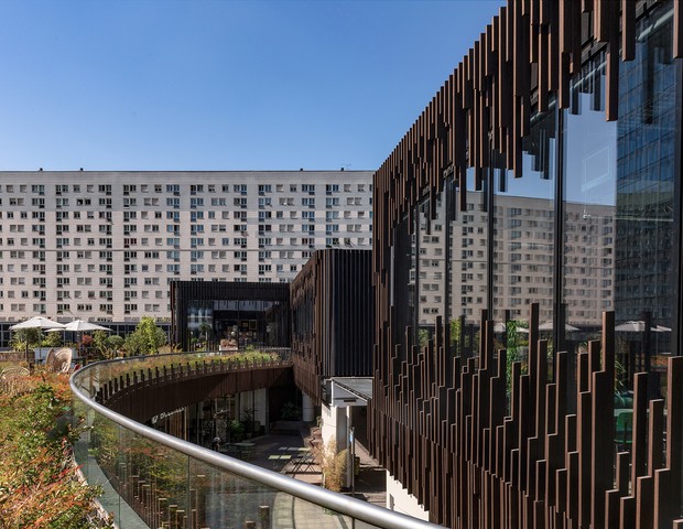 Complexo em Paris é revestido com bambu reciclado  (Foto: Studio Malka Architecture / Laurent Clement)