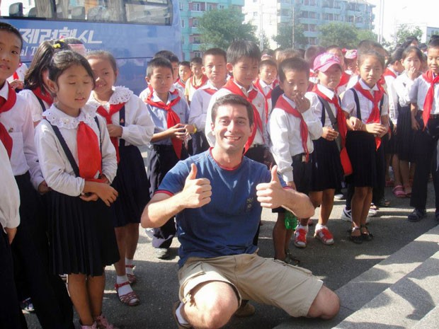 Guilherme Bahia com crianças norte-coreanos (Foto: Guilherme Bahia/Arquivo pessoal)