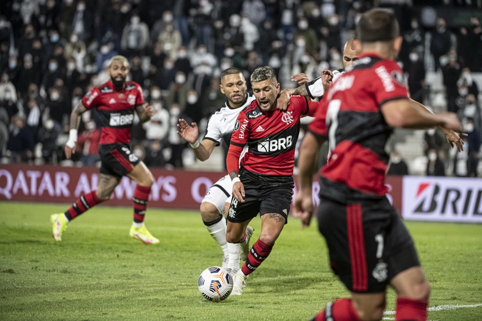 Arrascaeta no lance em que o VAR interveio para que o p�nalti fosse marcado � Foto: Alexandre Vidal/Flamengo