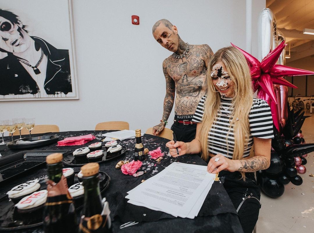 Avril Lavigne assina com gravadora de Travis Barker (Foto: Reprodução / Instagram)