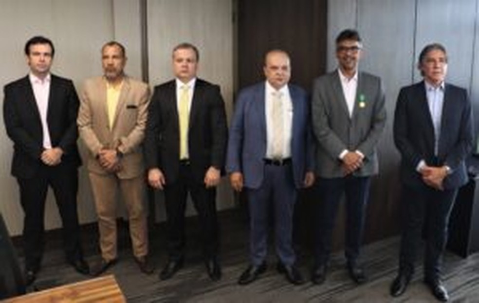 Ibaneis Rocha (MDB) e André Clemente na posse do ex-secretário no TCDF — Foto: Renato Alves/Agência Brasília