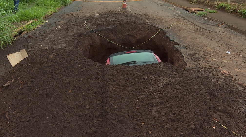 Prefeitura de Ribeirão Preto afirma que irá vistoriar local onde cratera está aberta — Foto: Reprodução/EPTV
