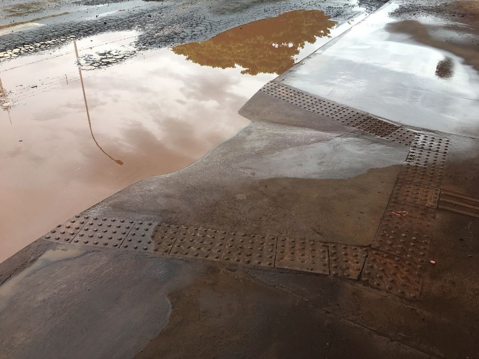 Água acumulada em rampa de acesso para cadeirantes no Terminal Urbano (Foto: Valmir Custódio/G1)