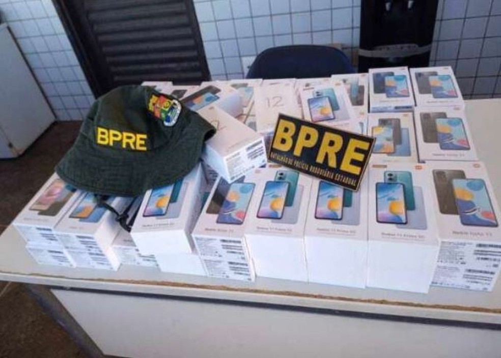 57 aparelhos celulares em caixas lacradas foram apreendidos pela PM em Aracati, por falta de nota fiscal. — Foto: Polícia Militar/ Divulgação
