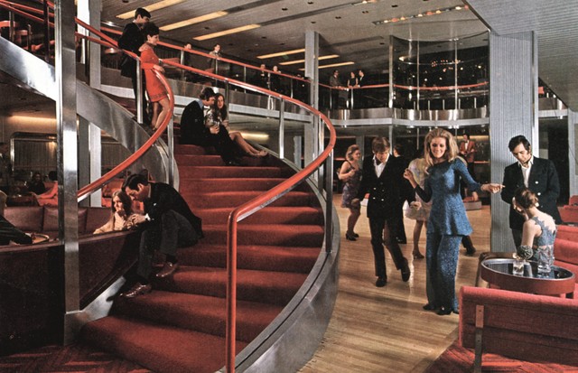 A tourist-class "Double-Down" room on the QE2, the ultimate in Sixties modernity, designed by Jon Bannenberg, 1969 (Foto: THE BRUCE PETER COLLECTION)