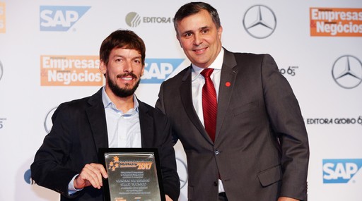 Hisbelo de Andrade Lima, do Centro de Ensino Grau Técnico, é premiado por Evandro Cunha, da Mercedes-Benz