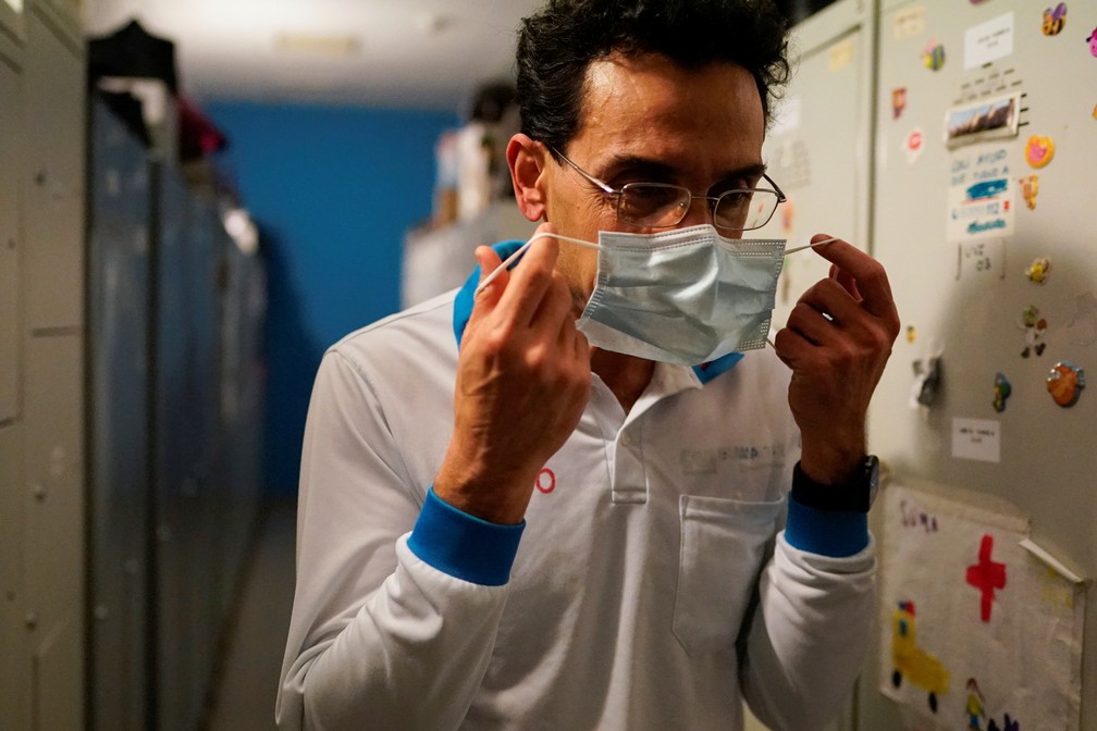 Médico de emergência em Madri, na Espanha, coloca máscara cirúrgica contra o coronavírus no dia 2 de março. — Foto: Juan Medina/Reuters