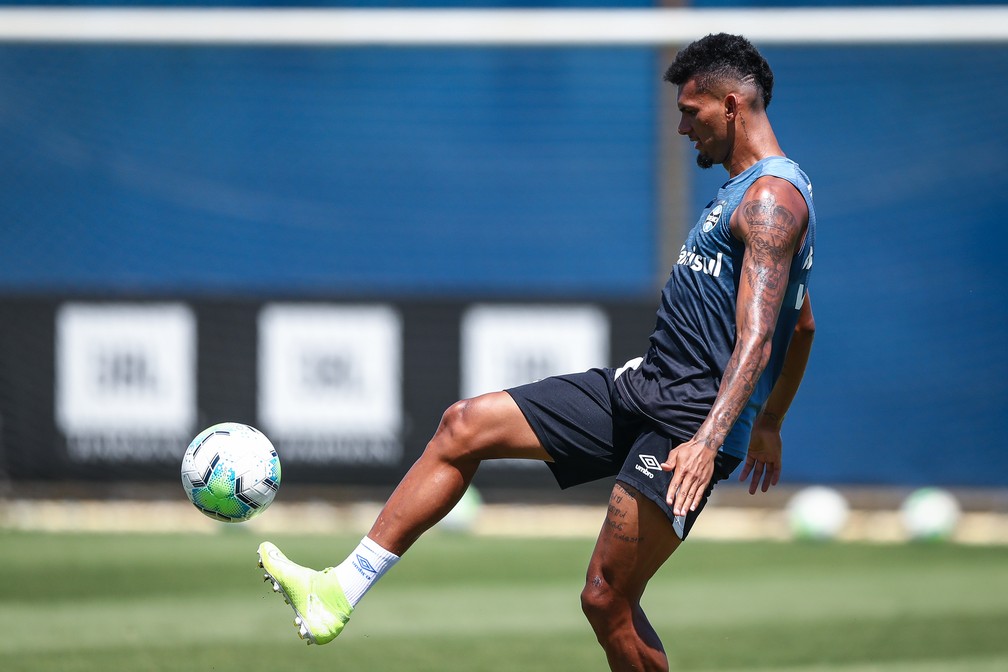 Rodrigues supera cascudos e vira primeira opção para substituir Geromel na zaga do Grêmio