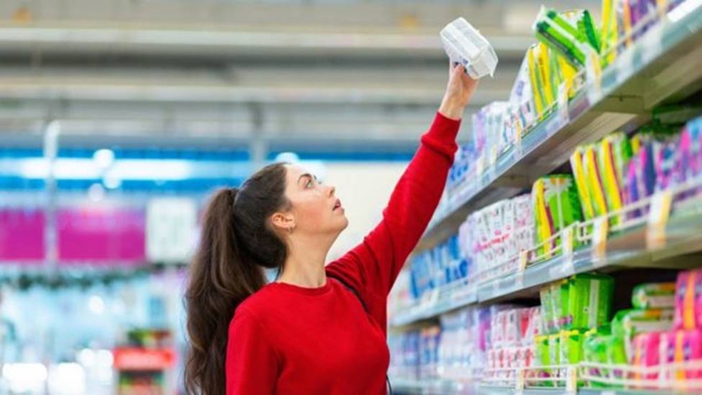 Pesquisadores trabalharam com dois grandes varejistas e 283 clientes do sexo feminino, que concordaram em compartilhar seus dados de compras ao longo de seis anos — Foto: GETTY IMAGES/BBC