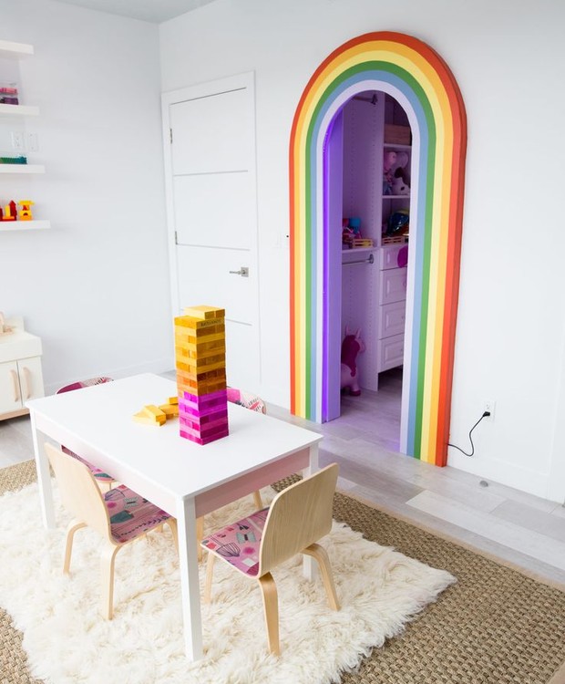 Painel colorido colocado ao redor da porta cria um um tipo de portal de arco-íris (Foto: Reprodução/Pinterest)