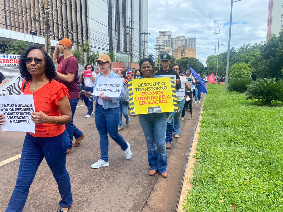 Professoras foram às ruas pedir por melhores salários em Campo Grande.  — Foto: Caio Tumelero/TV Morena