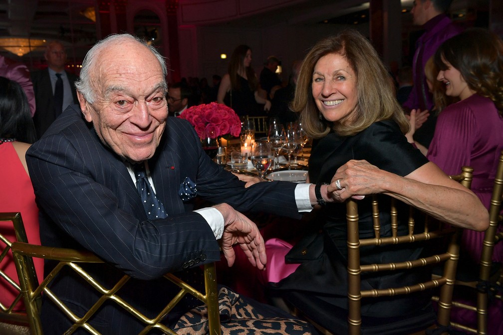 Leonard Lauder e sua esposa Judy Lauder: empresário notou que venda de batons da Estée Lauder subia sempre que crises econômicas se instauravam. — Foto: Emma McIntyre/Getty Images for WCRF/AFP/Arquivo