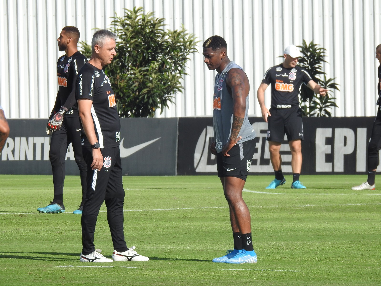 Escalação do Corinthians: Tiago Nunes aguarda regularização para contar com Yony González