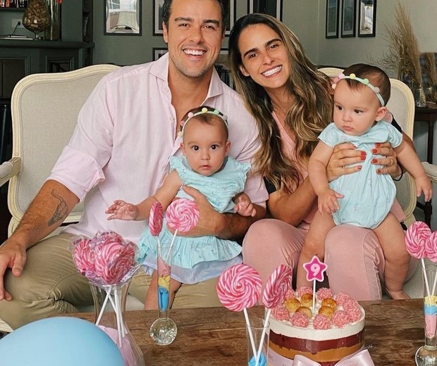 Joaquim Lopes e Marcella Fogaça celebrando os 9 meses das filhas (Foto: Reprodução/ Instagram)