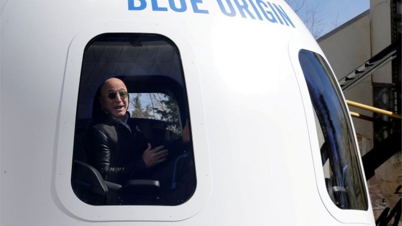 BBC Bezos fala em 2017 a bordo de uma nave construída por sua empresa Blue Origin (Foto: Getty Images via BBC Brasil)